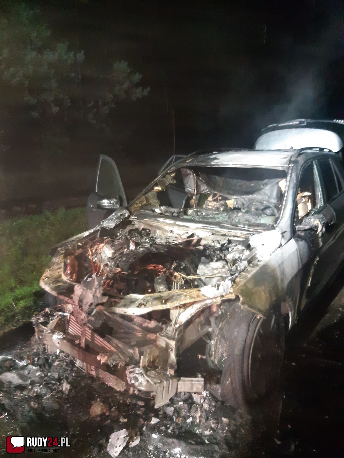 Groźny pożar samochodu osobowego w Rudach  