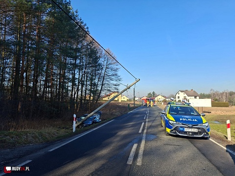 Niebezpieczne zdarzenie na DW 425. Samochód osobowy uderzył w słup w Rudzie Kozielskiej 