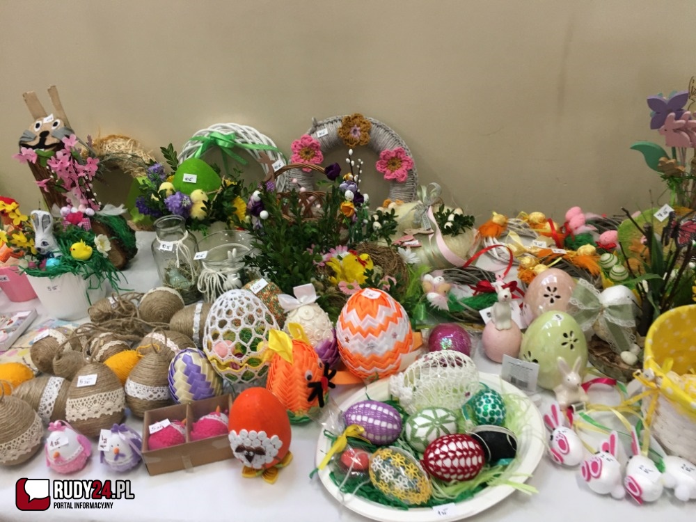 W Szkole Podstawowej w Rudach odbywa się charytatywny Kiermasz Wielkanocny. 