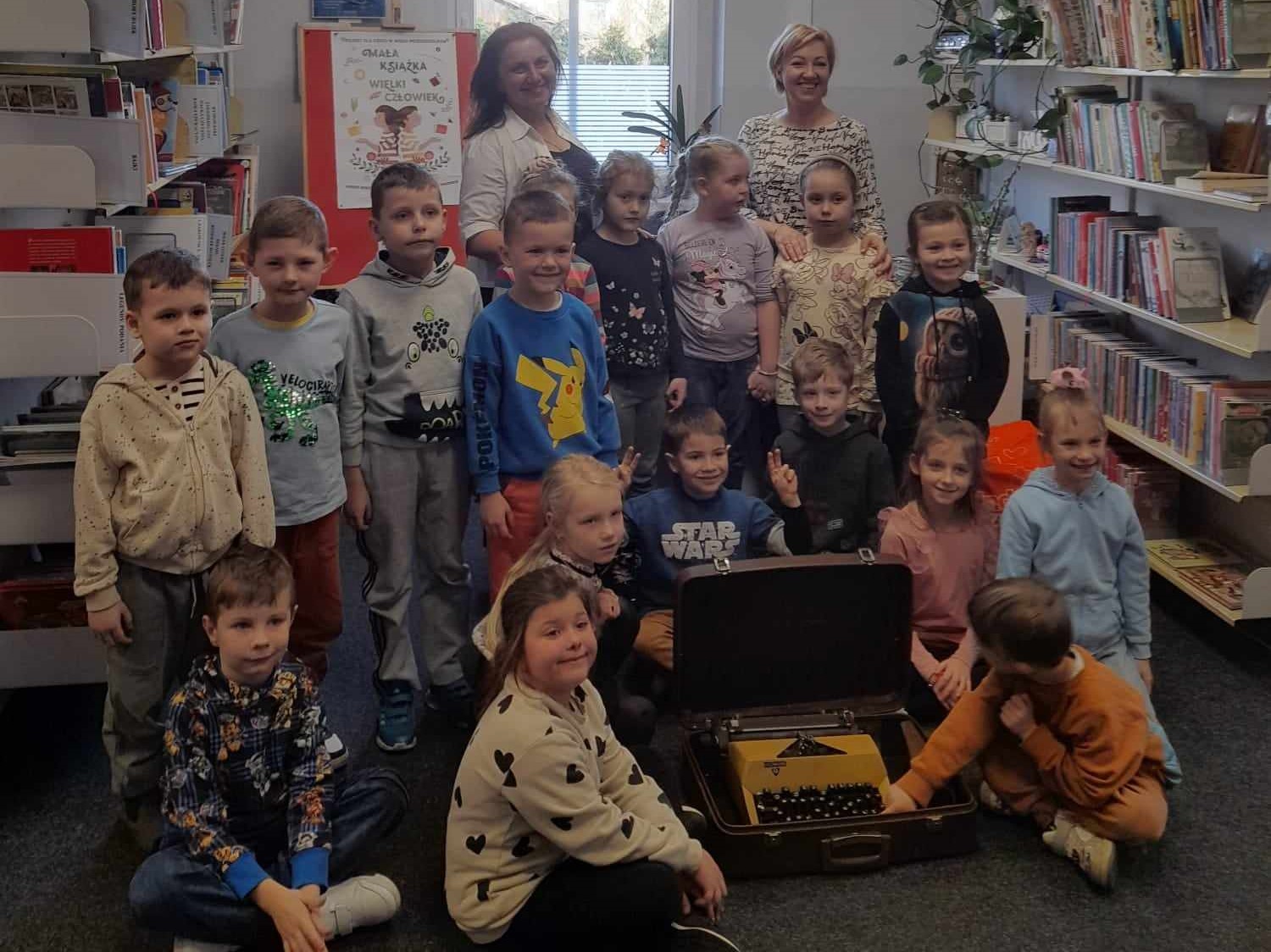 Międzynarodowy Dzień Pisarzy: Spotkanie przedszkolaków z literaturą w lokalnej bibliotece